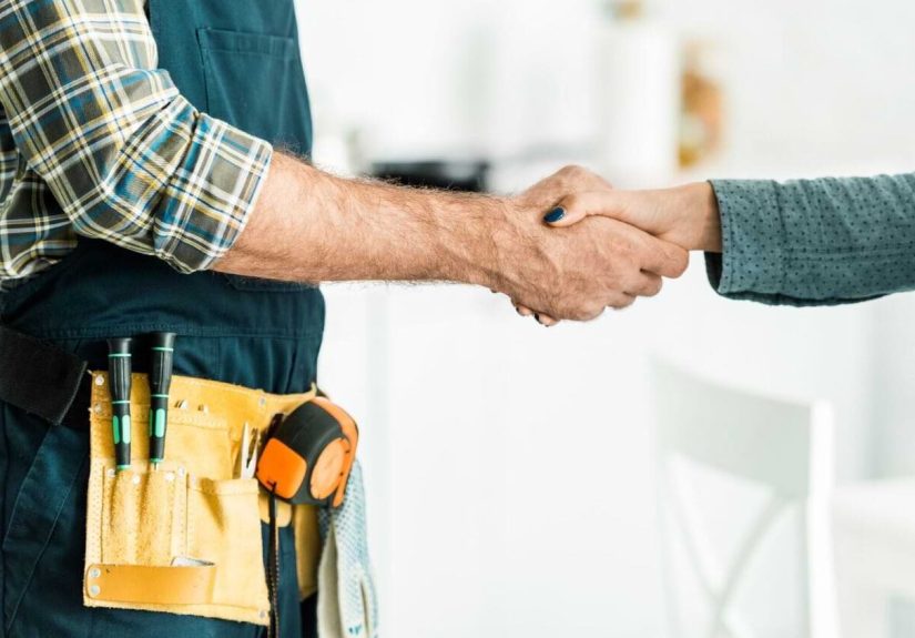 technician-shakes-hand-with-a-client-1-aspect-ratio-1472-816